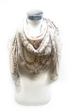 46735-K10 Large square scarf 110*110 bandana pattern: Beige clair