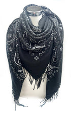 K8 Large square scarf with bandana pattern and long fringe: Fuchsia
