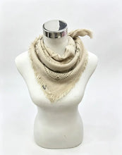 46735-k25 Small square scarf with bandana print: Camel