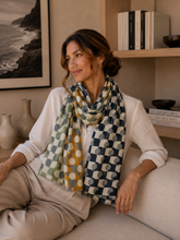 HH-411 Scarf with graphic pattern: Black