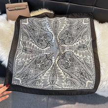 D-319 Scarf touch silk 70x70 bandana pattern: Brun