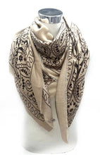 46735-k6 Large square scarf with bandana pattern: Light taupe