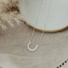 Curved Luck Necklace: Silver