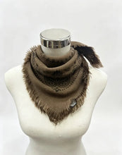 46735-k25 Small square scarf with bandana print: Camel