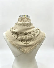 46735-k25 Small square scarf with bandana print: Camel