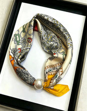 PERLE-91 Satin scarf with magnetic pearl clasp: Jaune