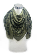 46735-k6 Large square scarf with bandana pattern: Light taupe