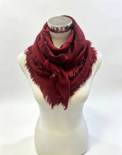5467354-K24 Wool square scarf with paisley pattern: Bordeaux