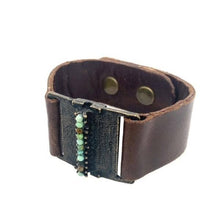 Square Metal  w Center Line Leather Bracelet: Soft Grey w Black Diamond