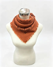 46735-k25 Small square scarf with bandana print: Camel