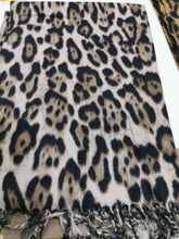 HG-119 Leopard scarf: Taupe