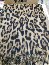HG-119 Leopard scarf: Taupe