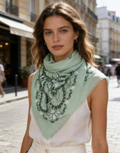 46735-K10 Large square scarf 110*110 bandana pattern: Beige clair