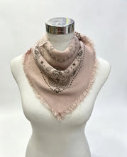 46735-k25 Small square scarf with bandana print: Camel