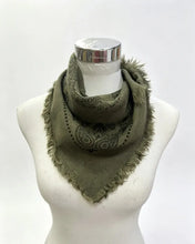 46735-k25 Small square scarf with bandana print: Camel
