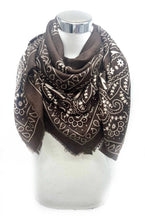 46735-k6 Large square scarf with bandana pattern: Light taupe