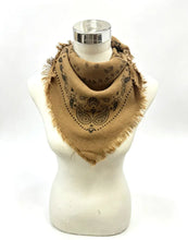 46735-k25 Small square scarf with bandana print: Camel