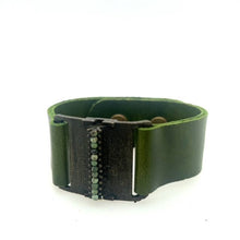 Square Metal  w Center Line Leather Bracelet: Soft Grey w Black Diamond