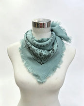 46735-k25 Small square scarf with bandana print: Camel