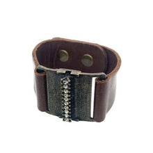 Square Metal  w Center Line Leather Bracelet: Soft Grey w Black Diamond