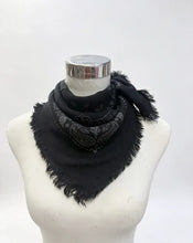46735-k25 Small square scarf with bandana print: Camel