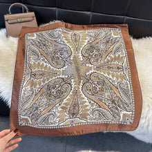 D-319 Scarf touch silk 70x70 bandana pattern: Brun