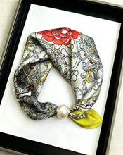 PERLE-91 Satin scarf with magnetic pearl clasp: Jaune
