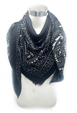 46735-k6 Large square scarf with bandana pattern: White