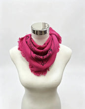 46735-k25 Small square scarf with bandana print: Camel