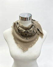 46735-k25 Small square scarf with bandana print: Camel