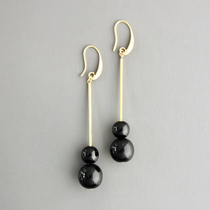 CHRE64 Geometric black glass and brass earrings